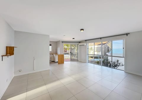 Bright, Light, Renovated – 100m to Beach