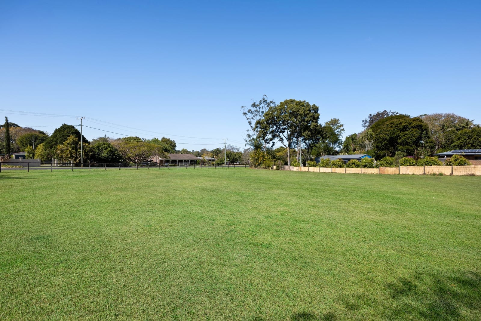 Vacant Possession, 142M Frontage with Subdivision Possibilities (STCA)!