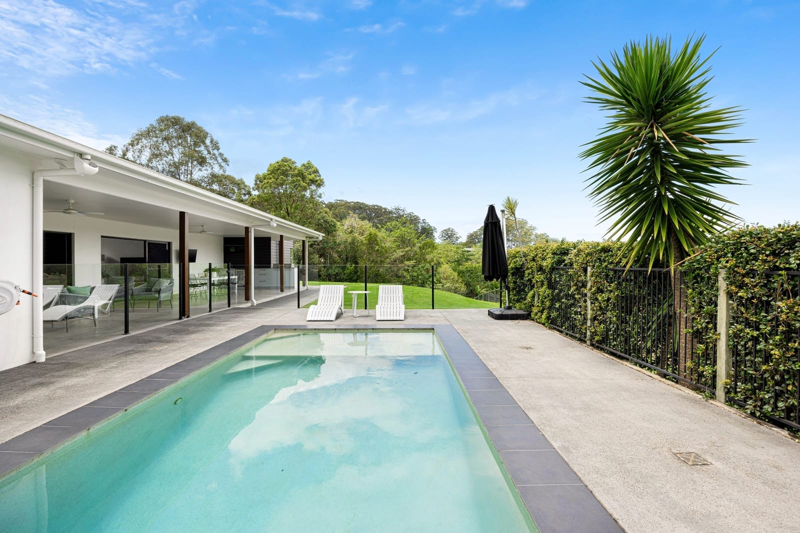 Lifestyle Magnificence, Elegant Entertainer