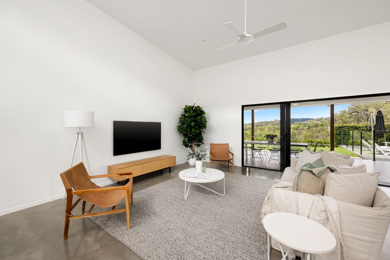 Lifestyle Magnificence, Elegant Entertainer