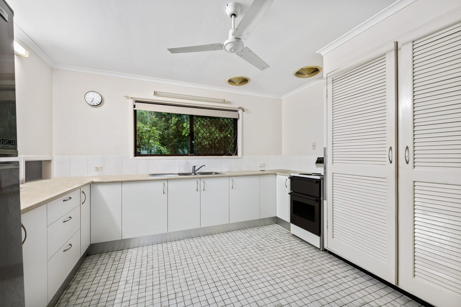 Renovate or Detonate: Direct North-Facing 2,420sqm Block