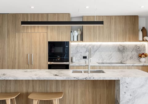 Exquisite Apartment – Prime First Bay Location