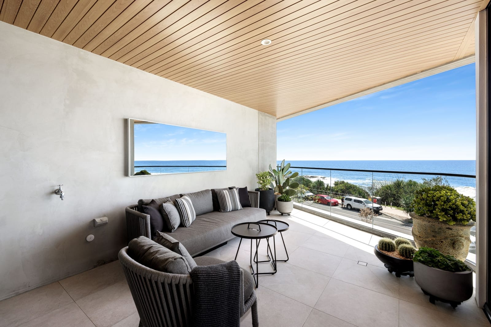 Exquisite Apartment – Prime First Bay Location