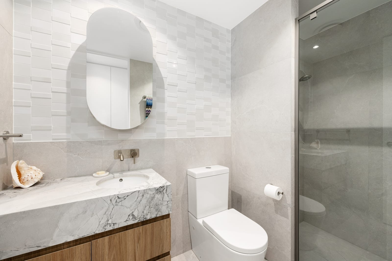 Exquisite Apartment – Prime First Bay Location