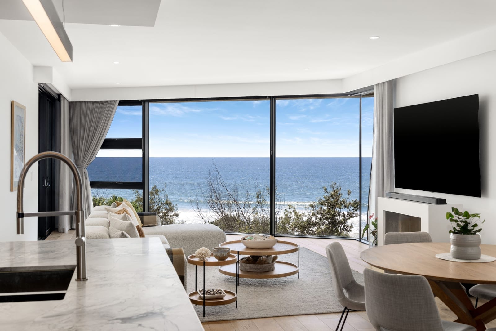 Exquisite Apartment – Prime First Bay Location