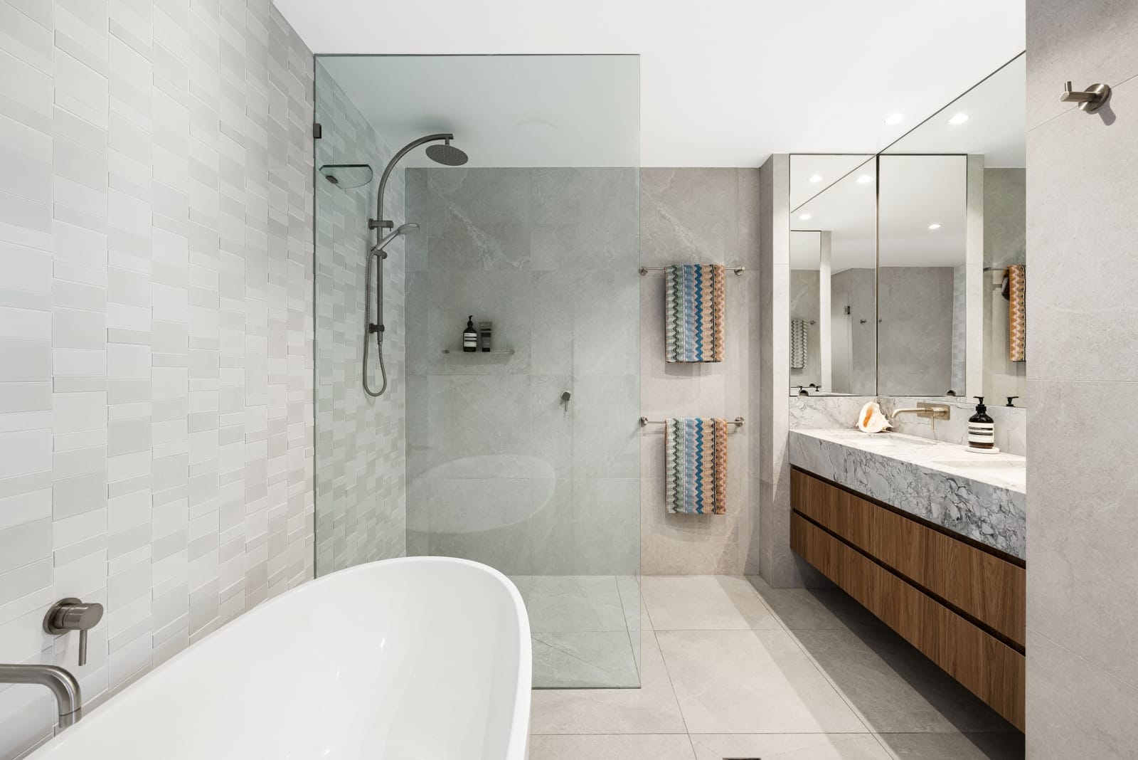 Exquisite Apartment – Prime First Bay Location