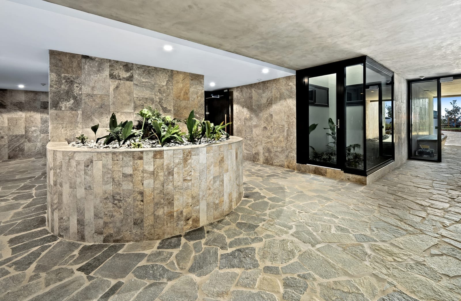 Exquisite Apartment – Prime First Bay Location