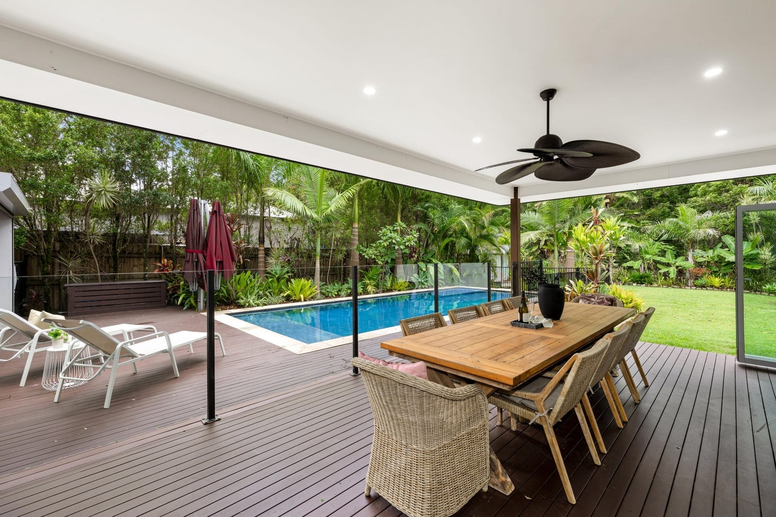 Mons Magic: Private Entertainer with Dual Living