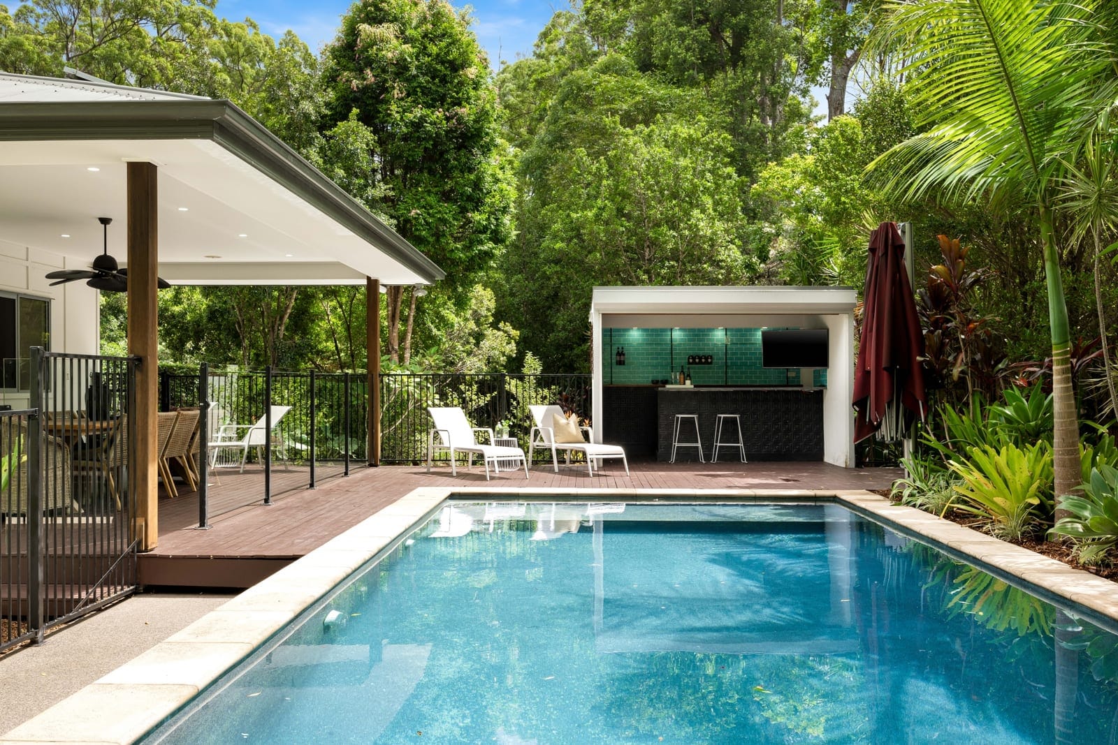 Mons Magic: Private Entertainer with Dual Living