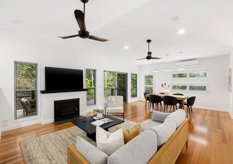 Mons Magic: Private Entertainer with Dual Living