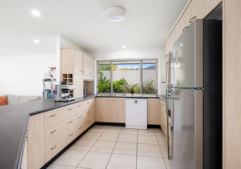 Family Entertainer In Buderim Education Hub