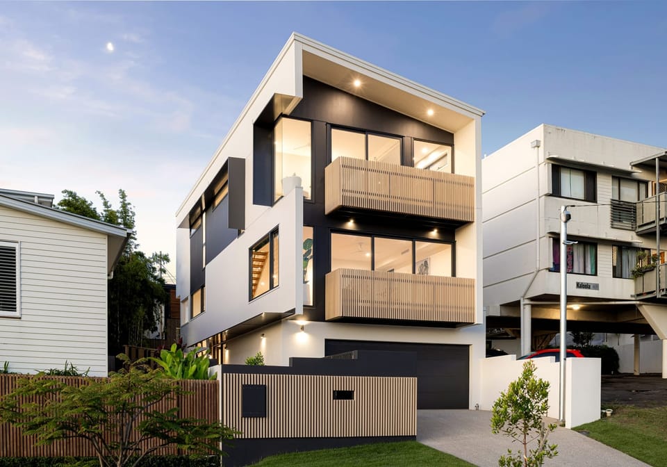 Elevation, Presentation, Location