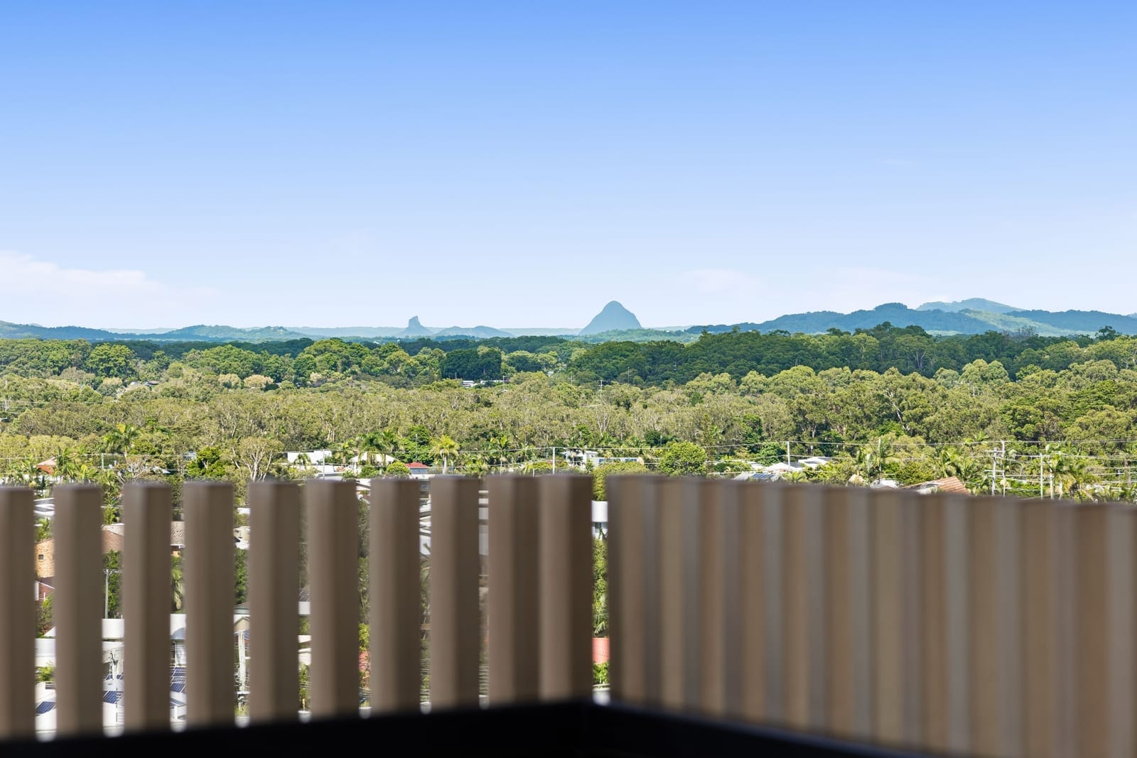 Elevation, Presentation, Location