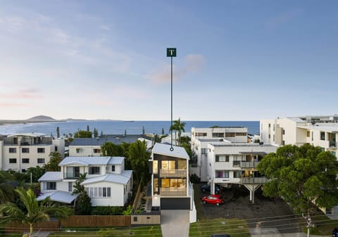 Elevation, Presentation, Location