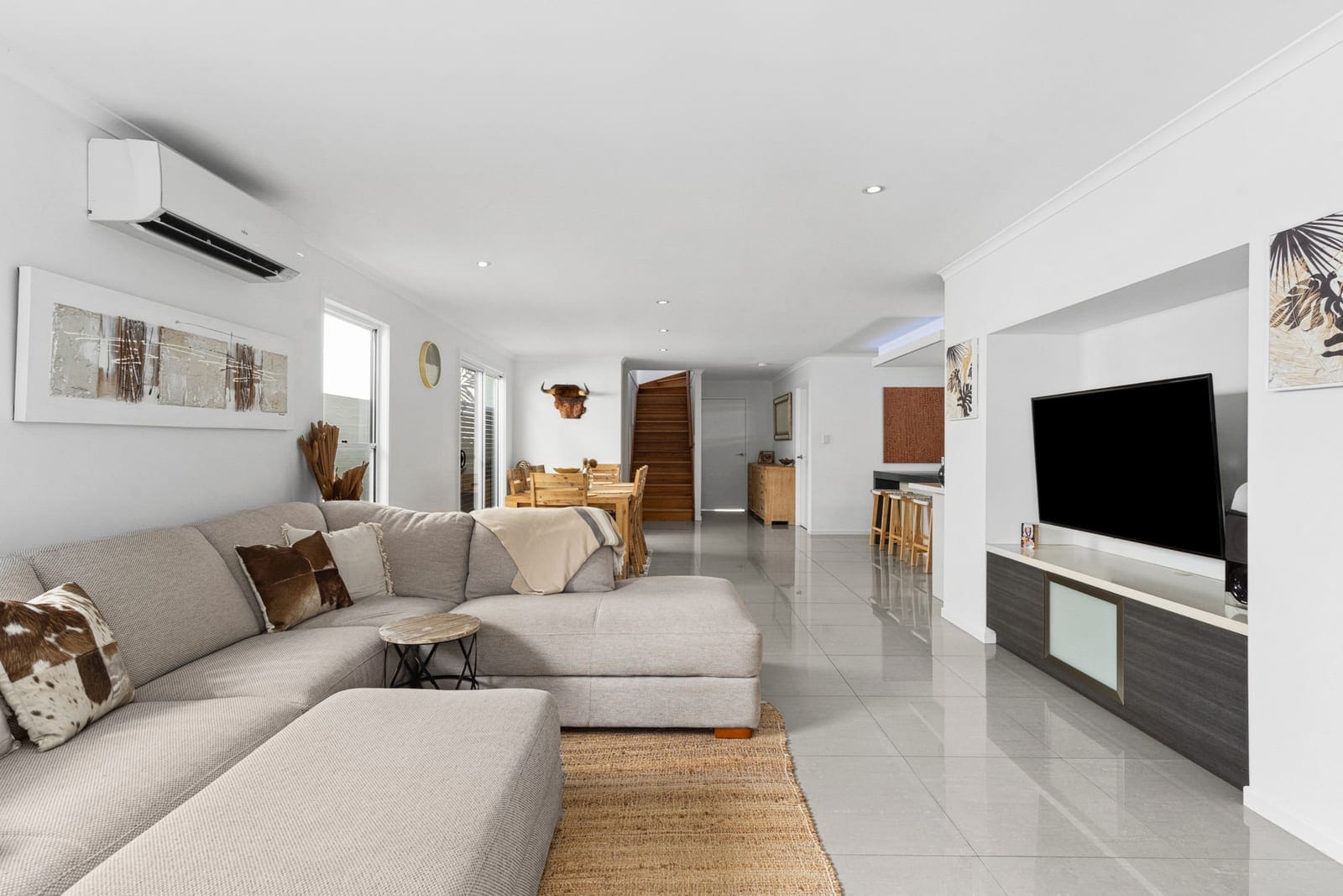 Island Entertainer – 800m to the Beach