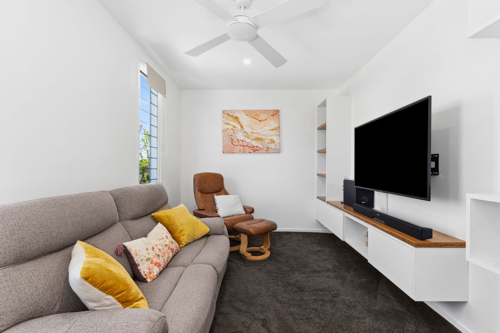 Island Entertainer – 800m to the Beach