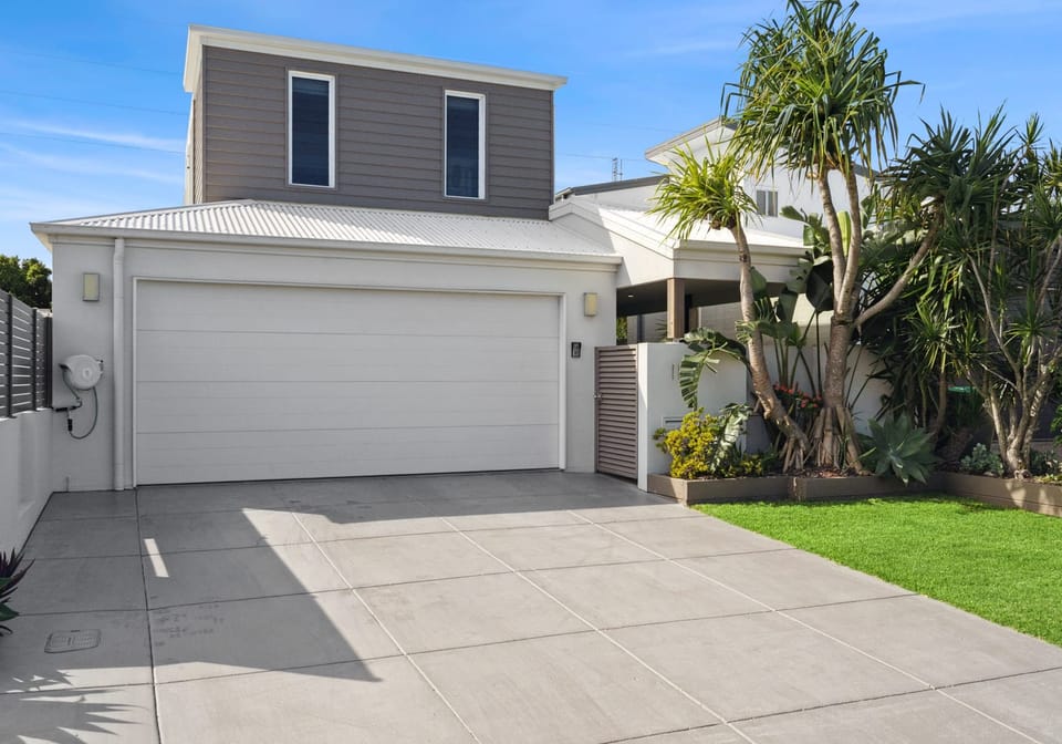 Island Entertainer – 800m to the Beach