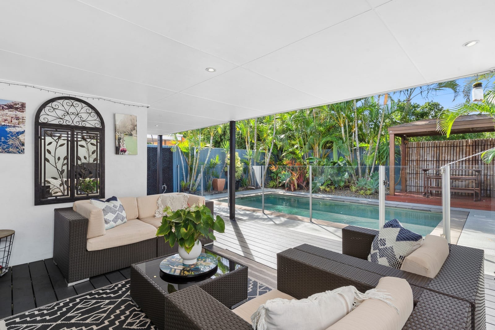 Island Entertainer – 800m to the Beach