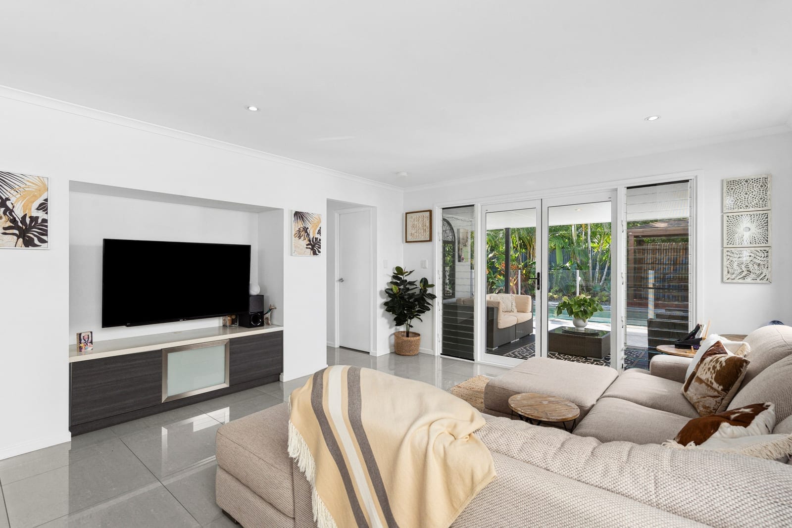 Island Entertainer – 800m to the Beach