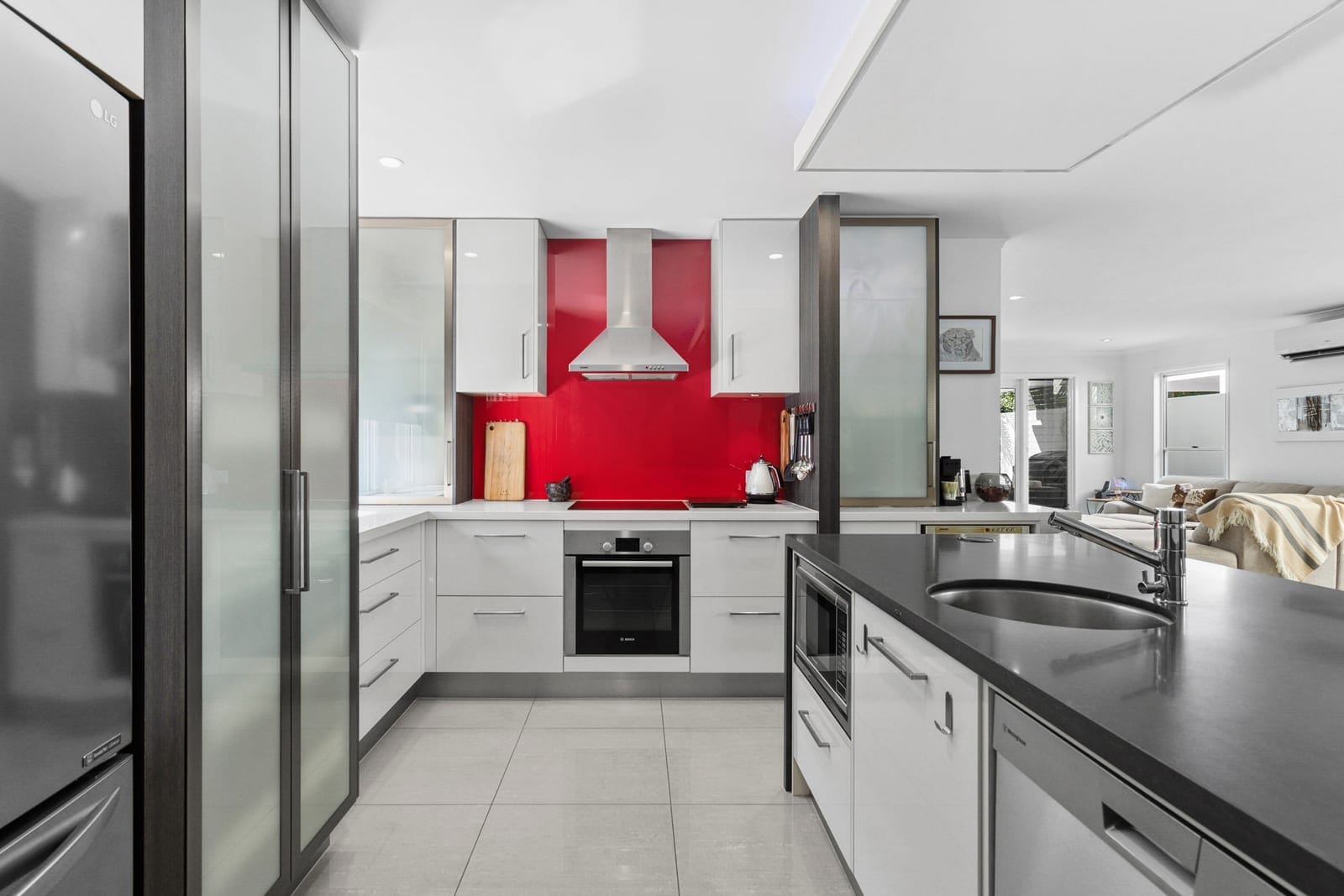 Island Entertainer – 800m to the Beach