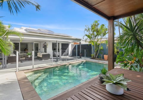 Island Entertainer – 800m to the Beach