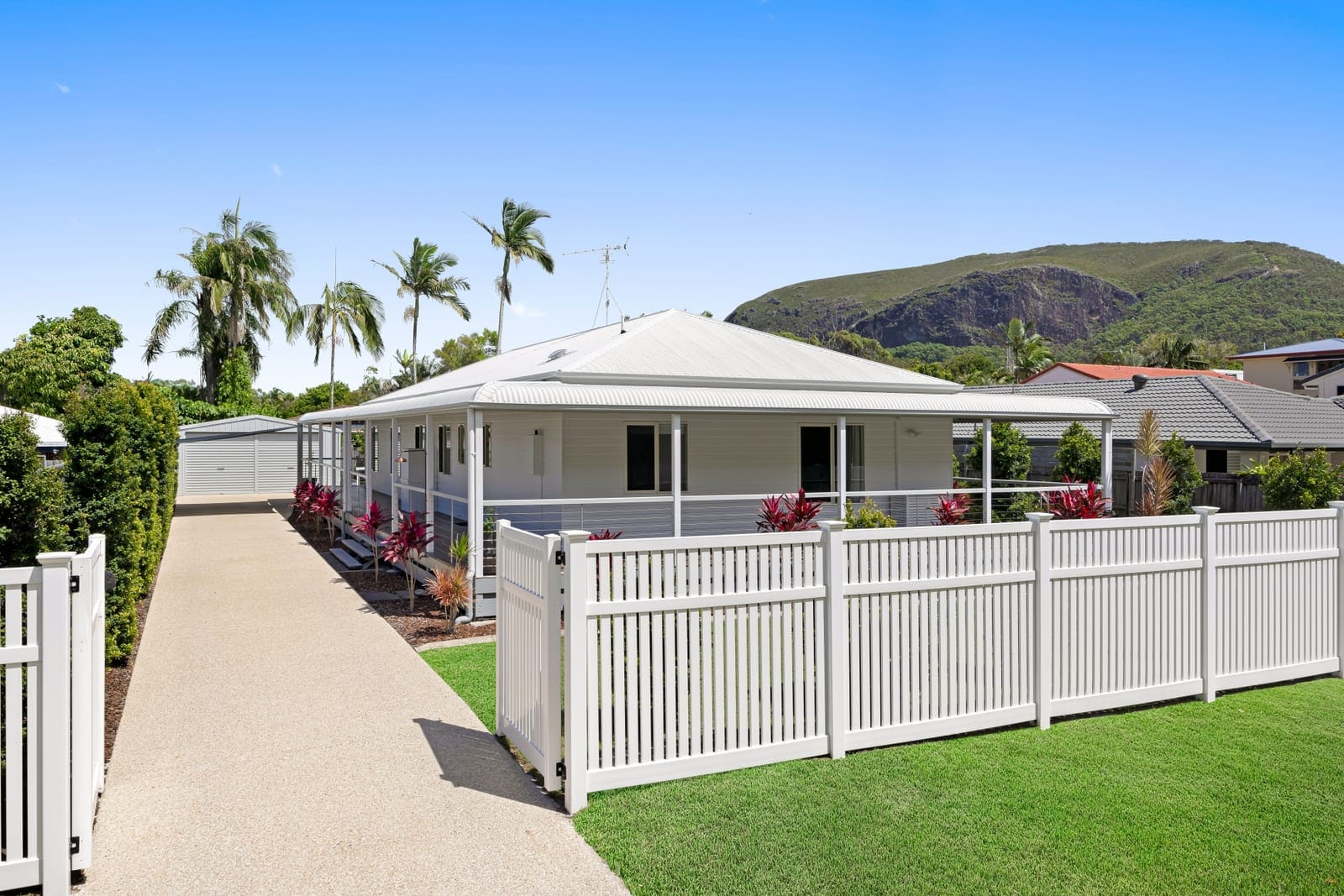 Immaculate Queenslander, 400m to Beach