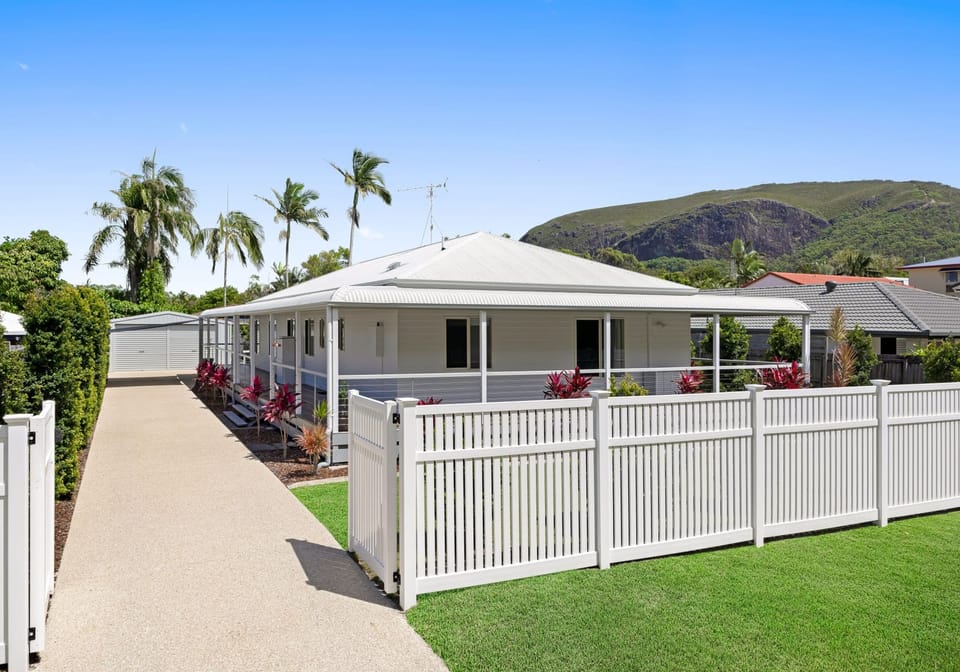 Immaculate Queenslander, 400m to Beach