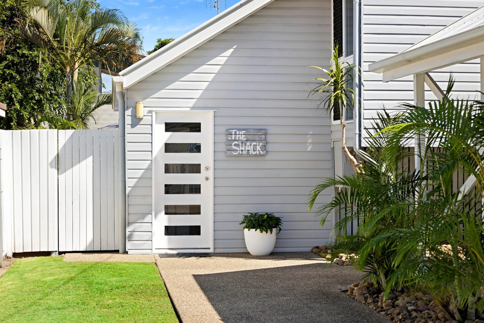 A Coastal Sanctuary for Serene Living and Beachside Luxury