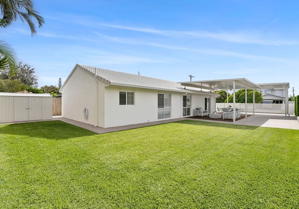 Renovated Beachside Charmer: 150m to Sand