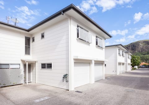 Modern Townhouse, 500m to the Beach