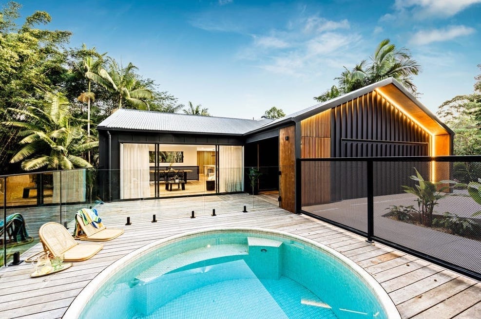 Luxurious and Contemporary Acreage Living