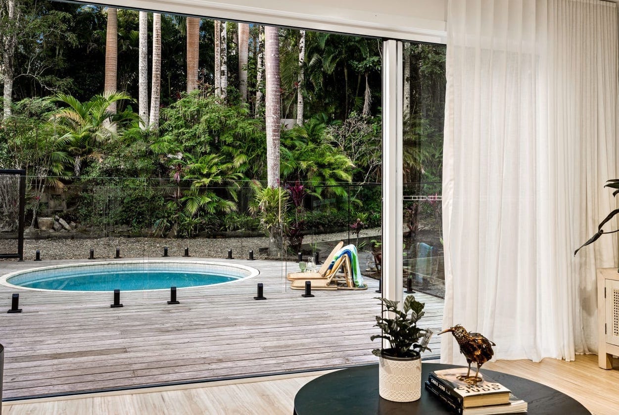Luxurious and Contemporary Acreage Living