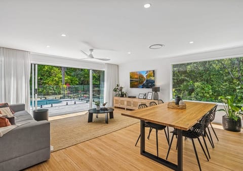 Luxurious and Contemporary Acreage Living