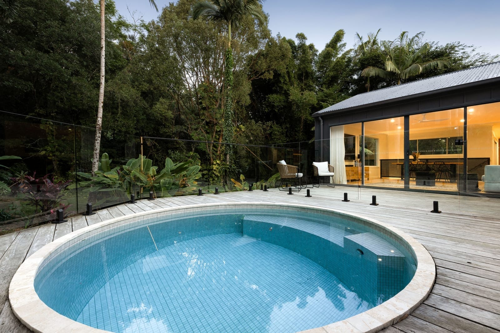 Luxurious and Contemporary Acreage Living