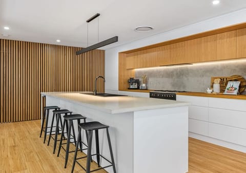 Luxurious and Contemporary Acreage Living