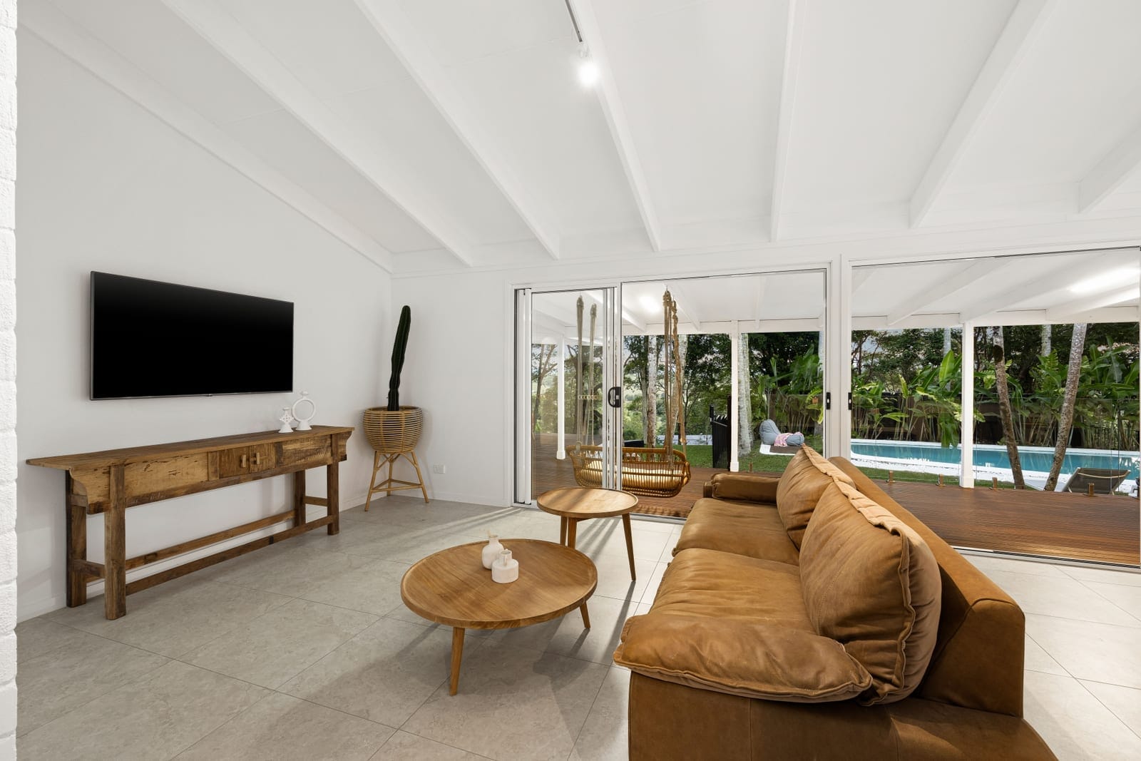 Elegant Homestead on 1½ Parklike Acres