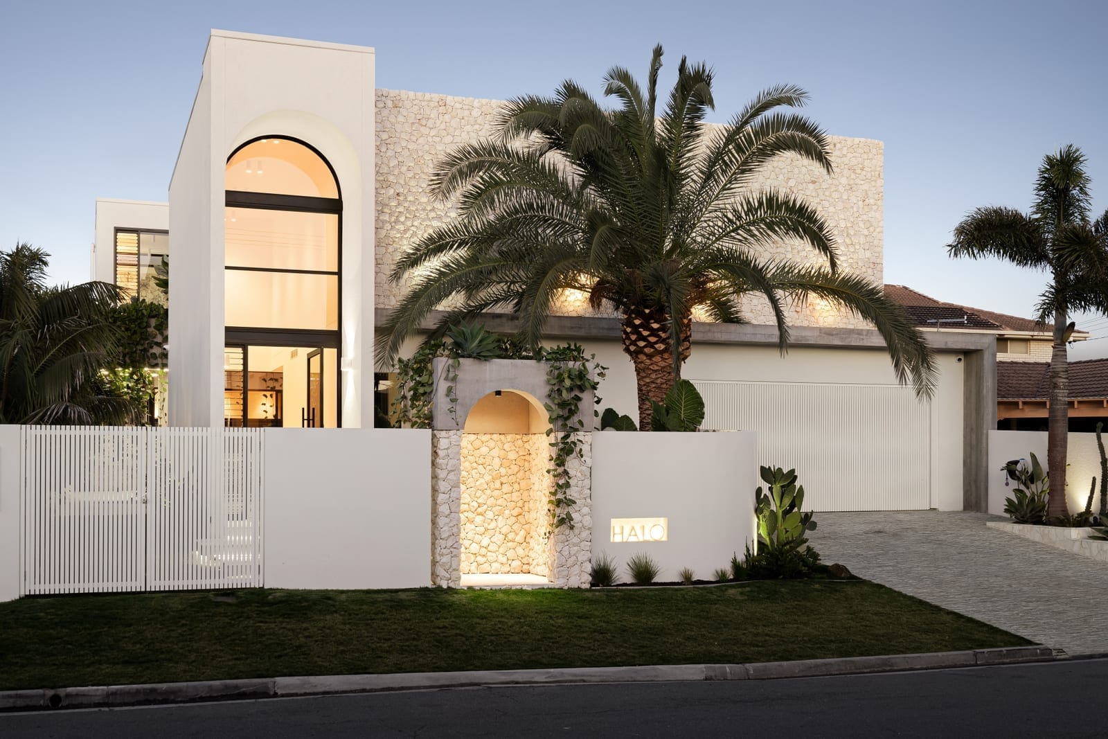 Bespoke Buddina Designer Masterpiece: 100m to Beach