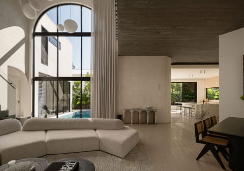 Bespoke Buddina Designer Masterpiece: 100m to Beach