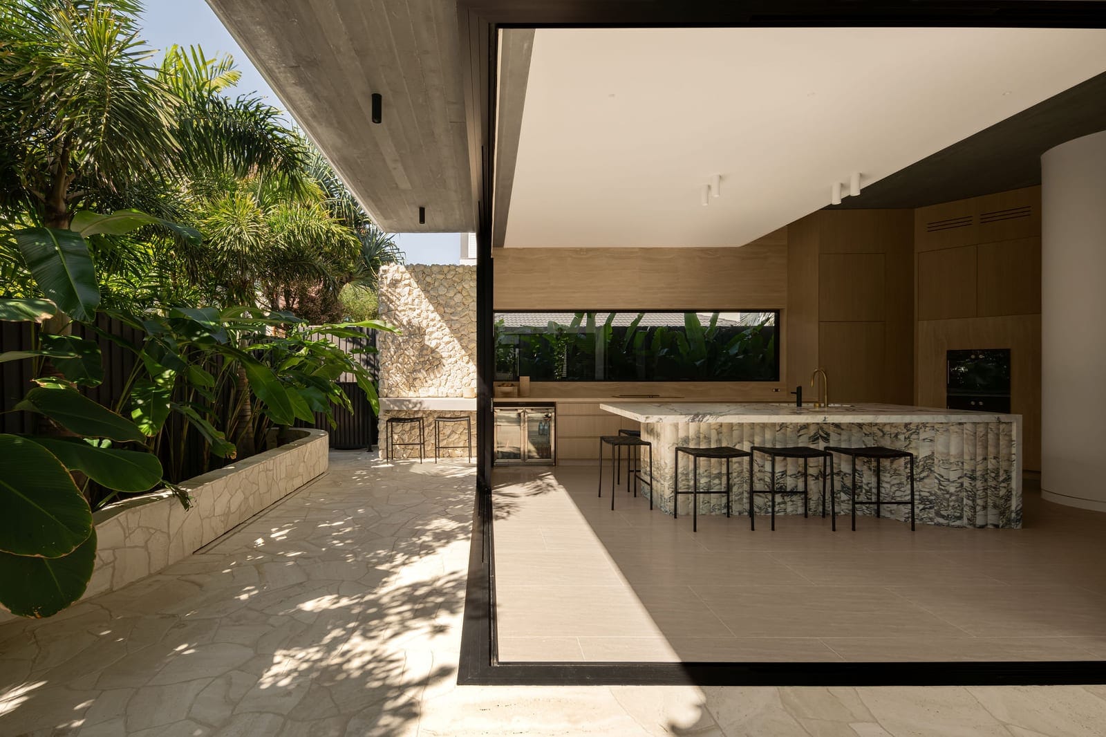 Bespoke Buddina Designer Masterpiece: 100m to Beach