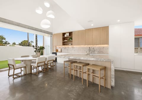 High-end Beachside Living!