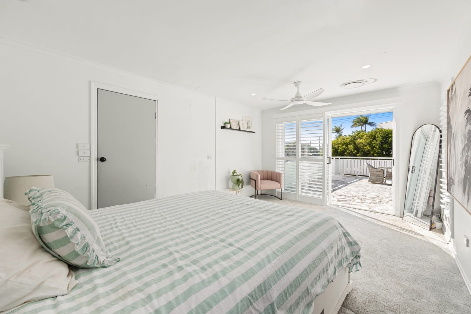 100m to the Sand: Beachside Entertainer
