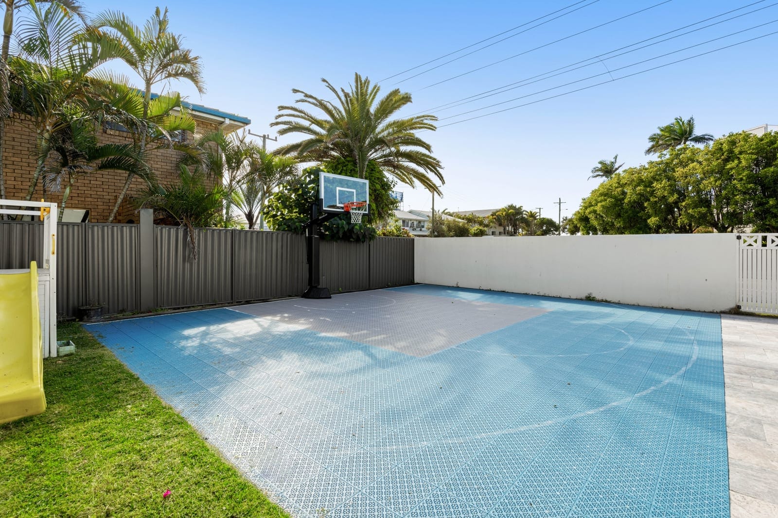 100m to the Sand: Beachside Entertainer