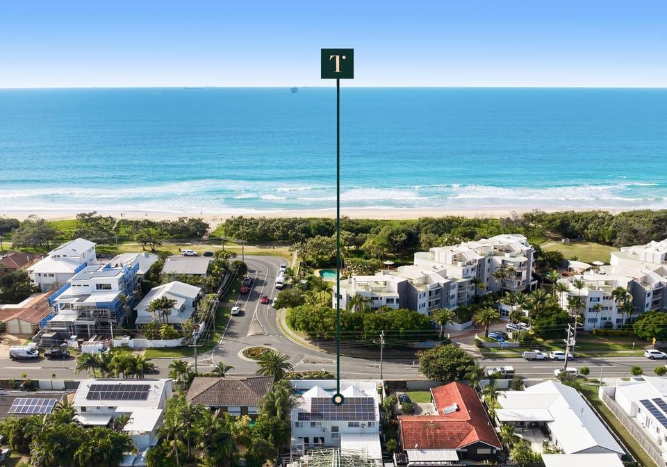 100m to the Sand: Beachside Entertainer