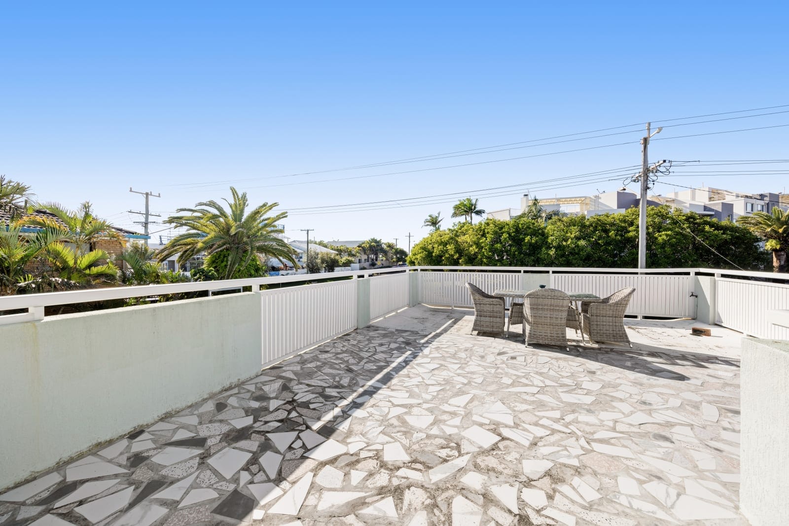 100m to the Sand: Beachside Entertainer