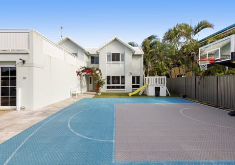 100m to the Sand: Beachside Entertainer