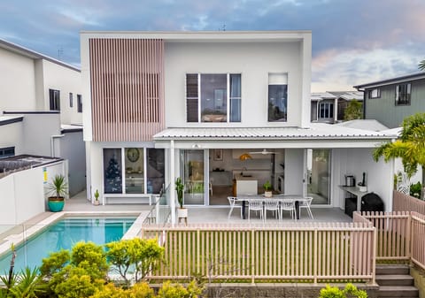 North Facing Waterfront – Ocean Access