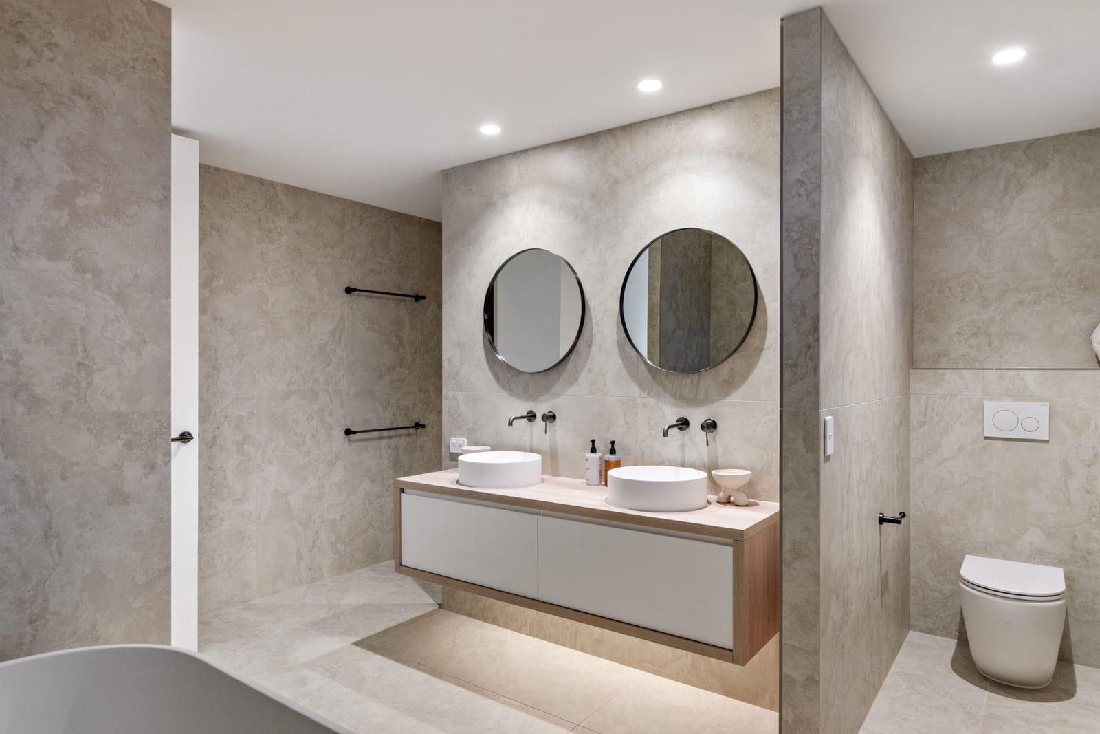 Full-Floor Residence in the Heart of Cotton Tree