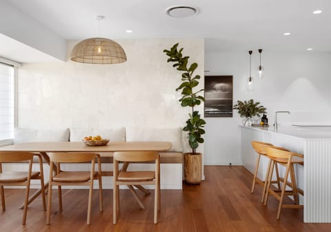 Top Floor Oceanview Apartment Metres From The Beach