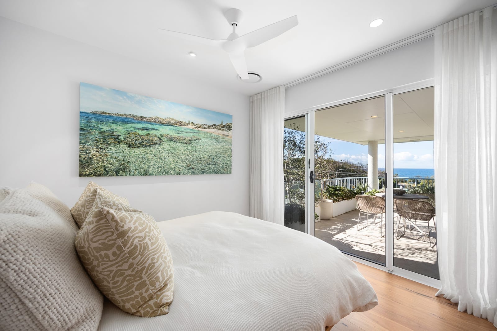 Top Floor Oceanview Apartment Metres From The Beach