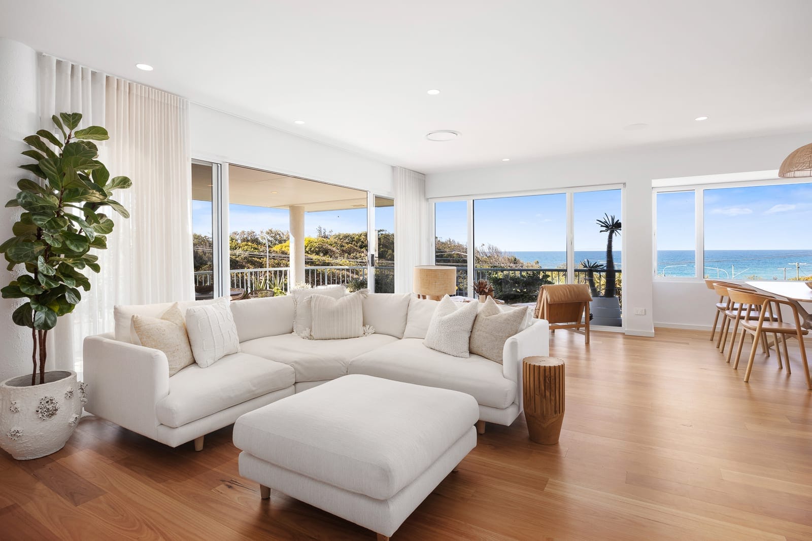 Top Floor Oceanview Apartment Metres From The Beach